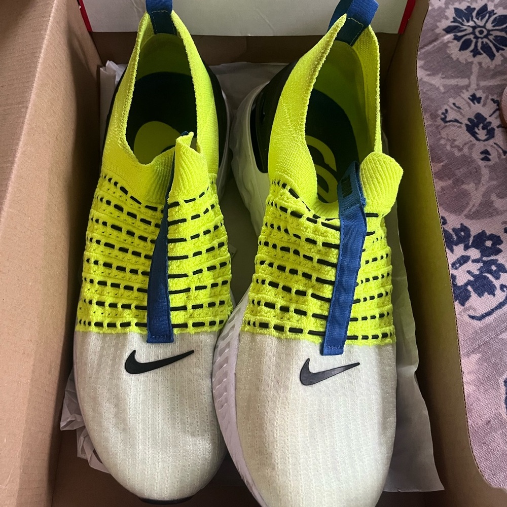 Nike react Men's Neon Yellow Running Shoes size 9. Stylish and comfortable.